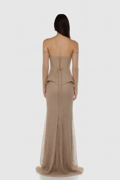 Robe de soirée en dentelle à basque en vison